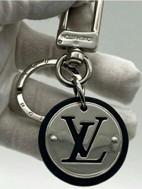 Louis Vuitton Silver & Black Round LV Key Holder. 9/10 condition. Super clean